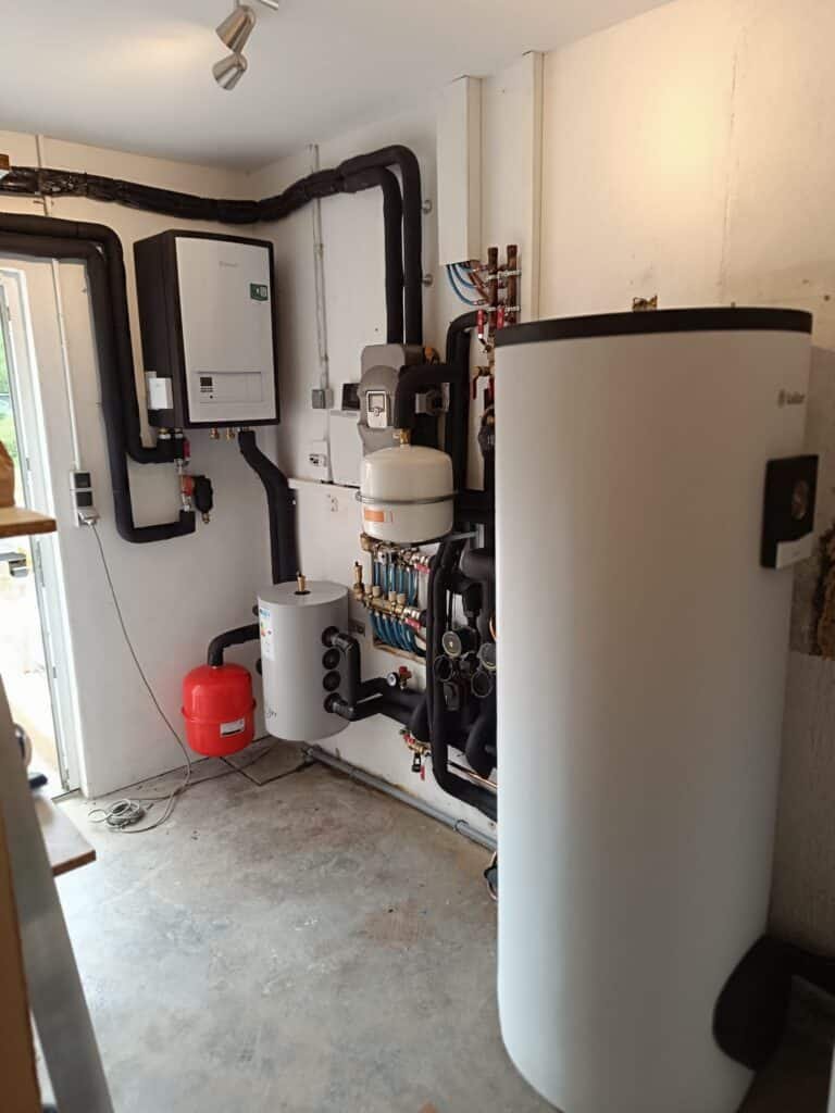 Installation d’une pompe à chaleur Vaillant avec production d’eau chaude solaire à Allenjoie 2 - Belair Chauffage Montbéliard Installation dune pompe a chaleur Vaillant avec production deau chaude solaire Allenjoie 2 - Belair Chauffage Montbéliard